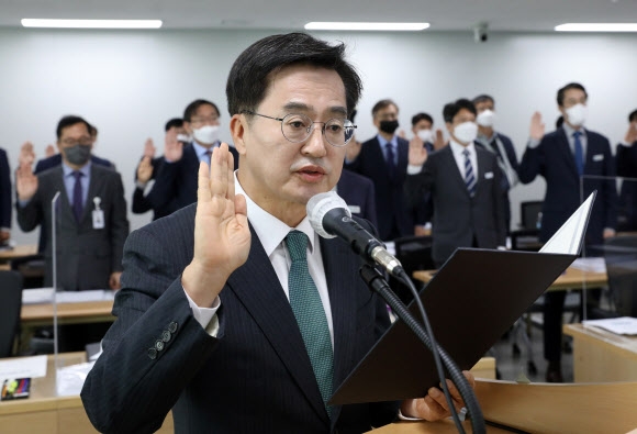 김동연 경기지사가 18일 오전 경기 수원시 영통구 경기도청에서 열린 국회 행정안전위원회의 경기도에 대한 국정감사에서 증인선서를 하고 있다.  공동취재단