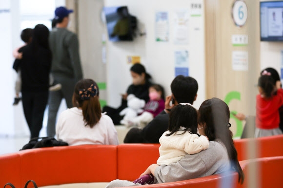 서울의 한 소아과에 독감 주사를 맞으려는 시민들이 대기하고 있다. 연합뉴스