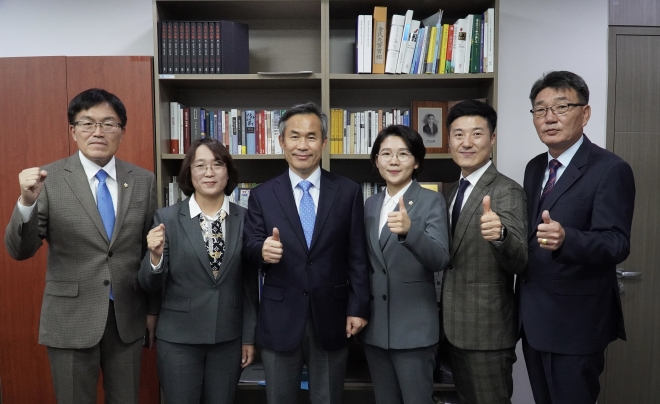 강진군의회 김보미 의장과 유경숙 부의장을 비롯한 노두섭 의회운영위원장, 정중섭 행정복지위원장, 윤영남 농업경제위원장이 최근 국회를 방문해 김승남 국회의원을 만나 지역현안사업 지원을 건의했다. 