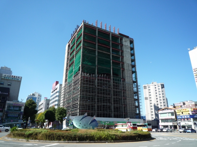 경기 안양역 앞 공사가 중지된 원스퀘어가 24년만에 철거된다.안양시