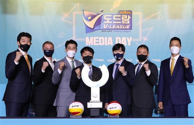 18일 서울 강남 리베라호텔에서 열린 ‘도드람 2022-2023 V-리그 남자부’ 미디어데이에서 7개구단 감독들이 선전을 다짐하고 있다. [뉴스1]