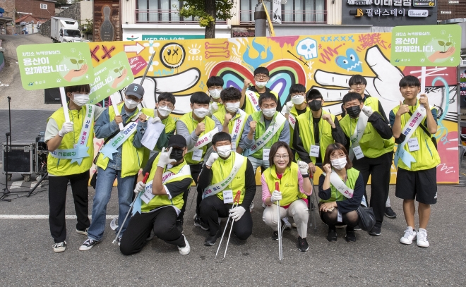 지난 16일 열린 서울 용산구 이태원 지구촌축제에서는 ‘쓰담’ 거리 캠페인이 진행됐다. 사진은 캠페인에 참여한 오산고등학교 자원봉사단과 박희영(맨 앞줄 왼쪽 세번째) 용산구청장이 기념 촬영을 하는 모습. 용산구 제공