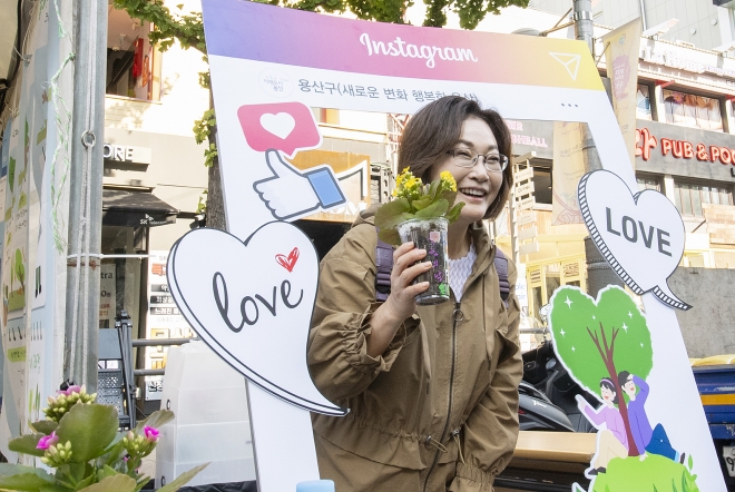 지난 15일 서울 용산구에서 열린 이태원 지구촌축제에서 ‘내 마음 속 작은 숲 가꾸기’ 부스를 방문한 박희영 용산구청장이 재활용으로 화분을 만들고 기념 촬영을 하고 있다. 용산구 제공