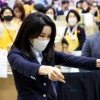 적십자사 바자회 찾은 김건희 여사...“노블레스 오블리주 실천 감사”