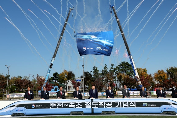 윤석열 대통령이 18일 오전 속초 엑스포 잔디광장에서 열린 ‘동서고속화철도 착공 기념식에 참석해 착공 세리머니를 하고 있다. 왼쪽부터 국민의힘 노용호 의원, 더불어민주당 허영 의원, 국민의힘 이양수 의원, 한기호 의원, 윤 대통령, 원희룡 국토교통부 장관, 김진태 강원도지사, 김한영 철도공단 이사장, 권혁열 강원도의회 의장.  2022.10.18 연합뉴스