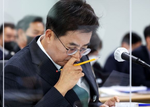 김동연 경기지사가 18일 오전 경기 수원시 영통구 경기도청에서 열린 국회 행정안전위원회의 경기도에 대한 국정감사에서 생각에 잠겨 있다.   연합뉴스