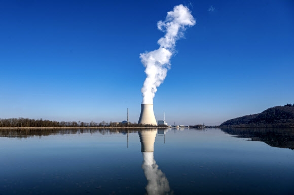 독일 바바리아주의 에센바흐에 있는 이자르2 원자력 발전소 전경. 17일(현지시간) 올라프 숄츠 독일 총리는 이자르2, 네카베스트하임2, 엠스란트 등 원전 3곳의 가동을 총리 직권으로 내년 4월 15일까지 연장한다고 밝혔다.  에센바흐 AP 연합뉴스