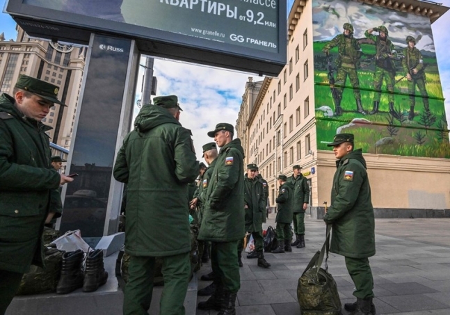 지난 16일 러시아 군인들이 모스크바 중심부에서 부대 배치를 위해 대기하고 있다. AFP 연합뉴스