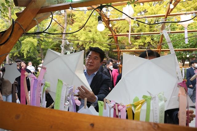 박준희 서울 관악구청장이 ‘2022 관악 강감찬축제’ 이틀째인 지난 15일 소원지를 단 별 모양 등을 ‘별별 포토존’에 걸고 있다. 관악구 제공