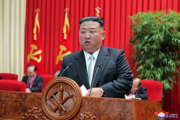 18일 북한 김정은 국무위원장이 노동당 중앙간부학교를 방문하고 기념강의를 했다고 조선중앙통신이 보도했다.2022.10.18  평양 조선중앙통신 연합뉴스