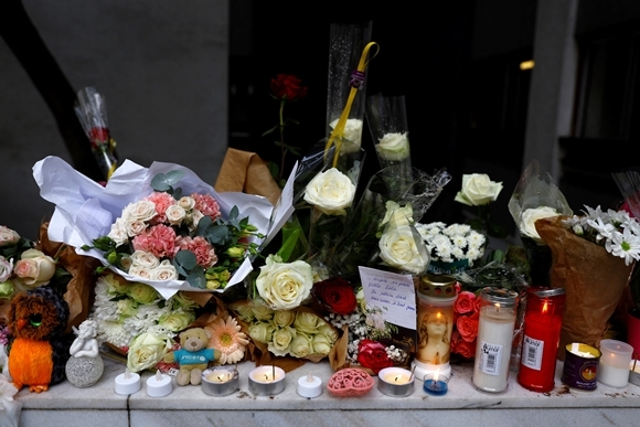 18일(현지시간) 프랑스 파리 19구에서 ‘가방 시신’으로 발견된 12세 소녀 롤라에 대한 추모가 이어지고 있다. 2022.10.18  로이터 연합뉴스