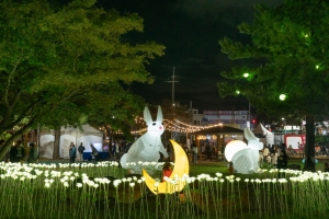 달과 별이 내려앉은 신산 빛의 거리