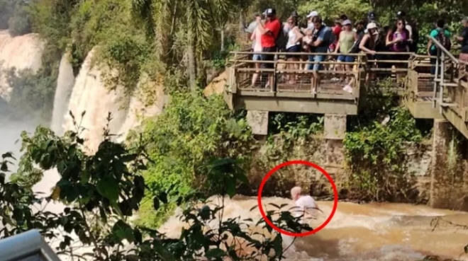 사진=한 관광객이 우연히 찍은 사진에 포착된 사고 순간. 백발의 남자가 물에 빠져 있다.