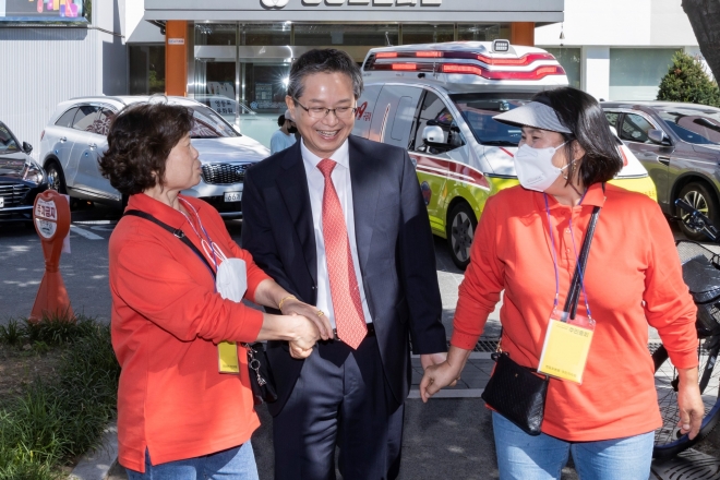 최호권(가운데) 영등포구청장이 지난 9월 주민총회에서 주민들과 만나 대화를 하고 있다. 영등포구 제공