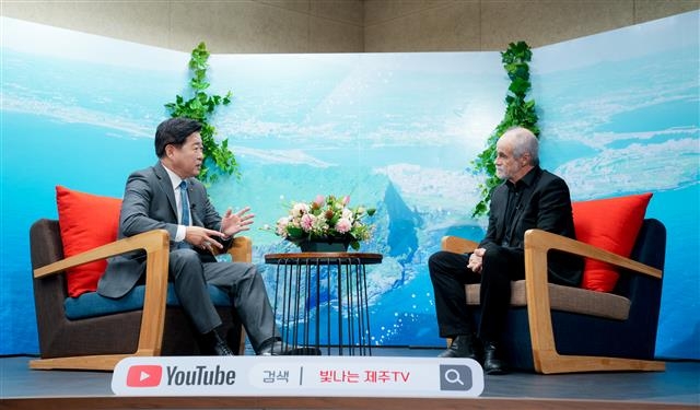 오영훈 제주지사가 15분 도시 개념 창시자인 카를로스 모레노 교수와 지난 9일 오전 빛나는제주 스튜디오에서 대담하고 있다. 제주도 제공