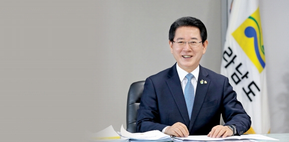 김영록 전남지사가 19일 도청 집무실에서 가진 서울신문과의 인터뷰에서 “끝까지 초심을 잃지 않고 도민에게 힘이 되는 도지사, 약속을 지키는 도지사가 되도록 더 열심히 뛰겠다”고 약속하고 있다. 전남도 제공