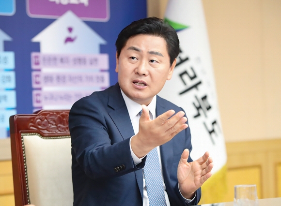 김관영 전북지사가 19일 도청 지사실에서 가진 서울신문과의 인터뷰에서 민선 8기 전북도정 비전 등을 펼쳐 보이고 있다. 전북도 제공