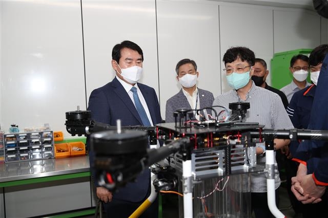 이정선 광주시교육감이 숭의과학기술고등학교를 방문해 학생들을 격려하고 있다. 광주시교육청 제공