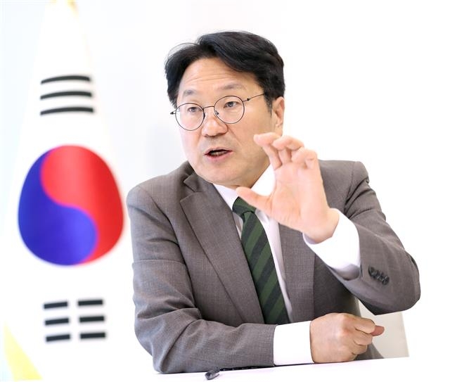 강기정 광주시장이 지난 13일 진행된 서울신문과의 인터뷰에서 “임기 동안 광주의 산업을 키우고, 문화는 넓히고, 돌봄은 두텁게 하겠다”고 밝히고 있다. 광주시 제공