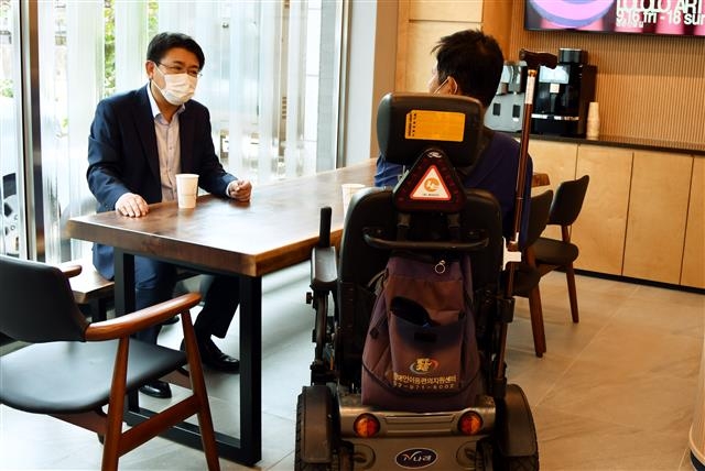 오승록(왼쪽) 서울 노원구청장이 전국 최초의 장애인 특화 전용 미용실 ‘헤어카페 더휴’에서 미용실을 이용한 주민과 대화를 나누고 있다. 노원구 제공