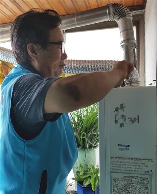 한국열관리시공협회 도봉·강북구회 관계자가 난방 기기를 점검하고 있다. 도봉구 제공