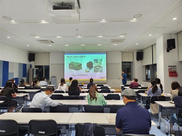 서울 마포구 주민들이 상반기에 진행된 평생학습 강의를 듣고 있다. 마포구 제공