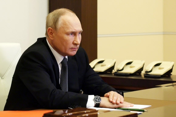 블라디미르 푸틴 러시아 대통령이 영상으로 국가안보회의를 주재하고 있다. 2022.10.19 크렘린 제공 타스 연합뉴스