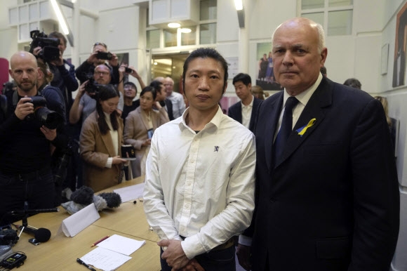 영국 맨체스터 주재 중국 총영사관에 끌려가 폭행을 당한 피해자 밥 챈이 19일(현지시간) 런던에서 기자회견을 하고 있다. AP 연합뉴스