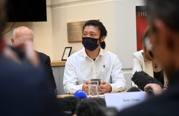영국 맨체스터 주재 중국 총영사관에 끌려가 폭행을 당한 피해자 밥 챈이 19일(현지시간) 런던에서 기자회견을 하고 있다. EPA 연합뉴스