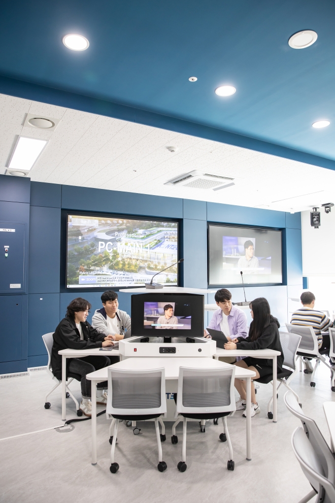 한국에너지공과대학 학생들이 자유스럽게 토론을 하고 있는 모습.