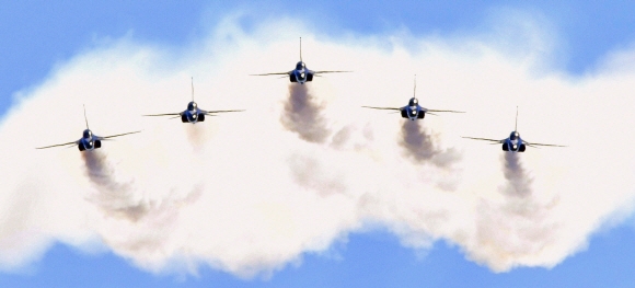 20일 오전 경남 사천시 제3훈련비행장에서 펼쳐진 2022사천에어쇼에서 공군 특수비행팀 블랙이글스가 묘기 비행을 펼치고 있다. 2022.10.20. 뉴시스