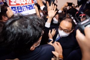 檢 “朴정부 때 靑압수수색… 野 탄압 동의 못해”