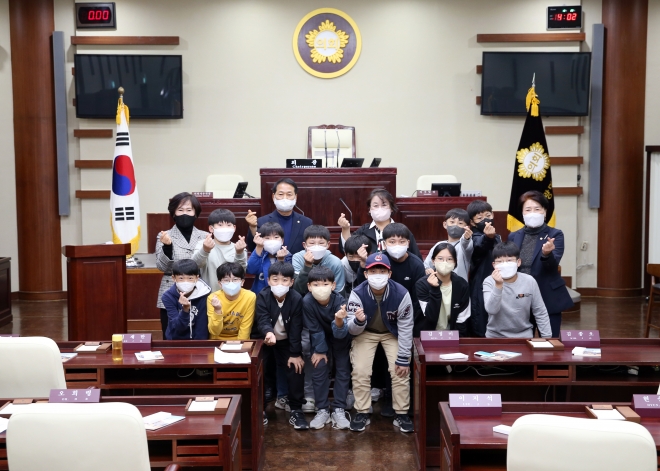 20일 광명시의회 의원들이 의회를 방문한 광성초등학교 학생들과 기념촬영을 하고 있다. 사진제공=광명시의회