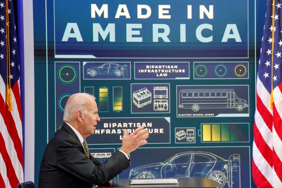 조 바이든 미국 대통령이 19일(현지시간) 백악관에서 배터리 기업의 최고경영자(CEO)들과 화상회의를 하고 있다. 워싱턴DC 로이터 연합뉴스