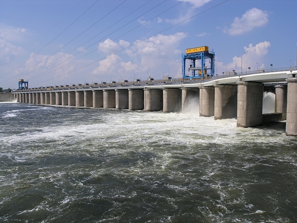 A barragem da usina hidrelétrica de Nova Cahuka em Kherson, Ucrânia.  Imagem da fonte da Wikipédia