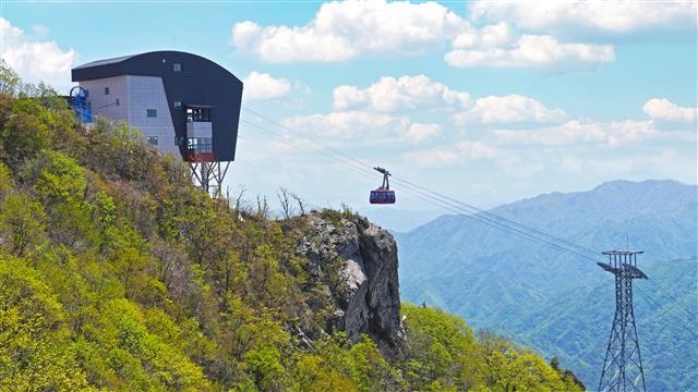 21일부터 운행되는 강원 화천군 백암산 케이블카. 민간인통제선 안에 있는 국내 유일의 케이블카다. 화천군 제공