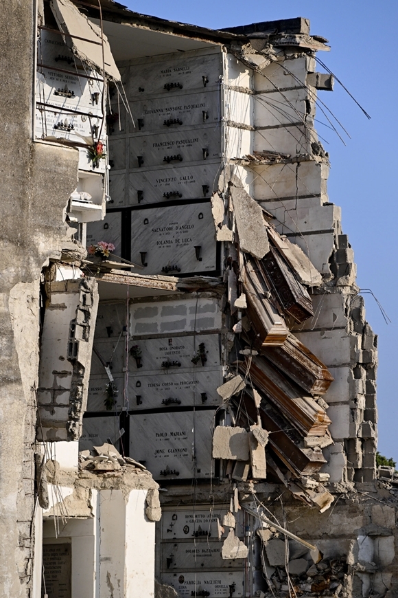 17일(현지시간) 이탈리아 나폴리에 있는 포조레알레 공동묘지에서 붕괴사고가 발생해 여러 개 관이 공중에 위태롭게 매달려 있다. 2022.10.19  EPA 연합뉴스