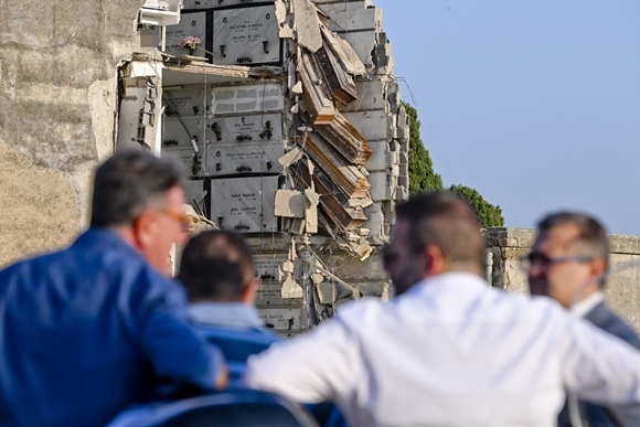 17일(현지시간) 이탈리아 나폴리에 있는 포조레알레 공동묘지에서 붕괴사고가 발생해 여러 개 관이 공중에 위태롭게 매달려 있다. 2022.10.19  EPA 연합뉴스