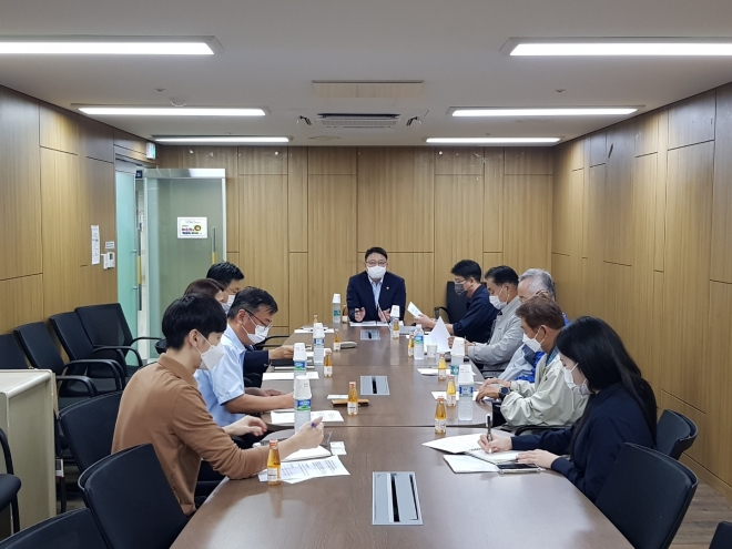 김춘곤 의원(가운데)이 9월 27일 서울시의회 의원회관에서 서남집단에너지시설 건설 관련, 토론회 개최를 위한 간담회를 진행하고 있다. 