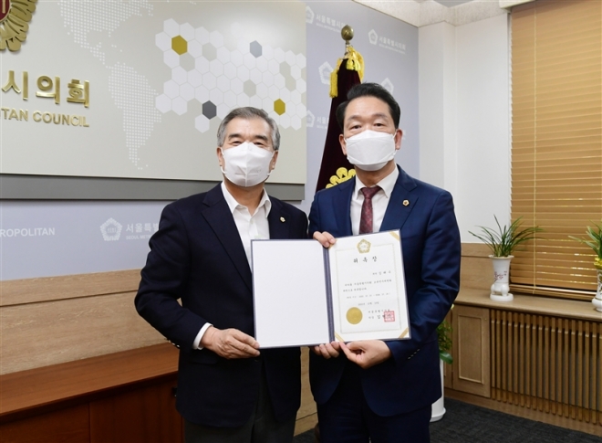 김현기 서울시의회 의장(왼쪽)과 김태수 서울시의원(오른쪽)