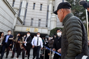 “이 배신자” 서해피살 유족, 구속심사 마친 서욱에 달려들었다