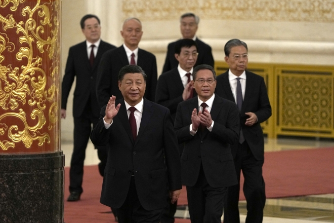 시진핑 중국 국가주석(앞)이 23일 베이징 인민대회당에서 새 정치국 상무위원들과 걸어가고 있다. AP 연합뉴스