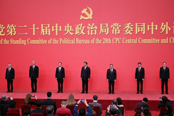 시진핑 중국 국가주석을 비롯한 중국 공산당 정치국 상무위원들이 23일 베이징 인민대회당에서 언론에 소개되고 있다.AFP 연합뉴스