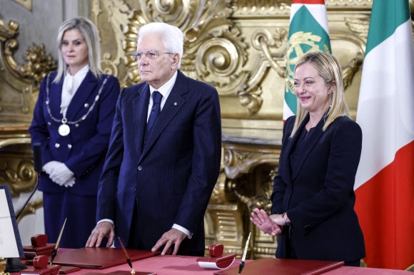 조르자 멜로니(오른쪽) 이탈리아 새 총리가 22일 로마 퀴리날리 대통령궁에서 열린 임명식에 참석했다. 사진은 세르지오 마타렐라 대통령과 함께 서있는 모습. 로마 EPA 연합뉴스
