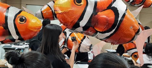 스마트 교육 체험 행사에 참가한 학생들이 인공지능(AI)과 사물인터넷(IoT) 기술을 활용한 ‘하늘 물고기’ 프로그램을 체험하고 있다. 금천구 제공