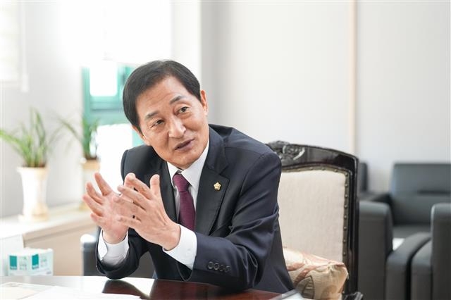 조성연 서울 중랑구의회 의장이 지난 19일 중랑구의회 의장실에서 서울신문과 인터뷰를 하고 있다. 중랑구의회 제공