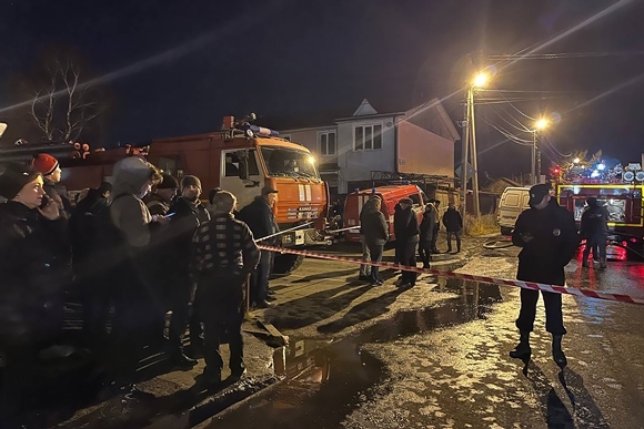 23일(현지시간) 러시아 이르쿠츠크의 한 주택가에 훈련 비행 중이던 수호이(Su)-30 전투기가 추락했다. 사진은 전투기 추락 지점에서 화재 진압 중인 소방관들 모습. 2022.10.23  타스통신 연합뉴스