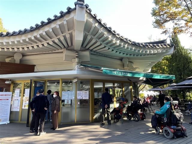 서울 노원구가 중계동에 조성한 ‘어르신 청춘카페’ 1호점 ‘노원실버카페’의 모습. 노원구 제공