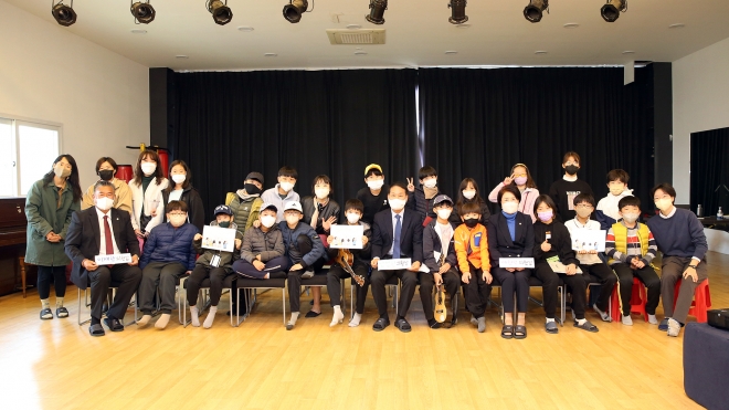 21일 안성환 광명시의회 의장을 비롯한 이형덕, 이재한 의원이 학생들이 제안한 정책을 답변하기 위해 광명YMCA 볍씨학교를 방문한 모습.  사진제공=광명시의회