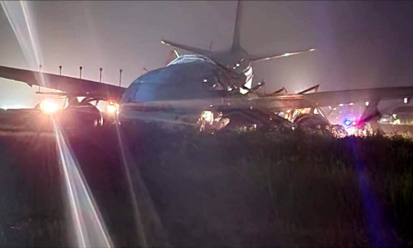 필리핀 세부 막탄공항에서 대한항공 여객기가 착륙 후 활주로를 이탈(오버런·overrun)하는 사고가 발생했다. 24일 대한항공에 따르면 인천국제공항에서 출발해 세부 막탄 공항으로 향한 A330-300 항공기가 현지 기상 악화로 비정상 착륙했다. 2022.10.24 <br>트위터 캡쳐